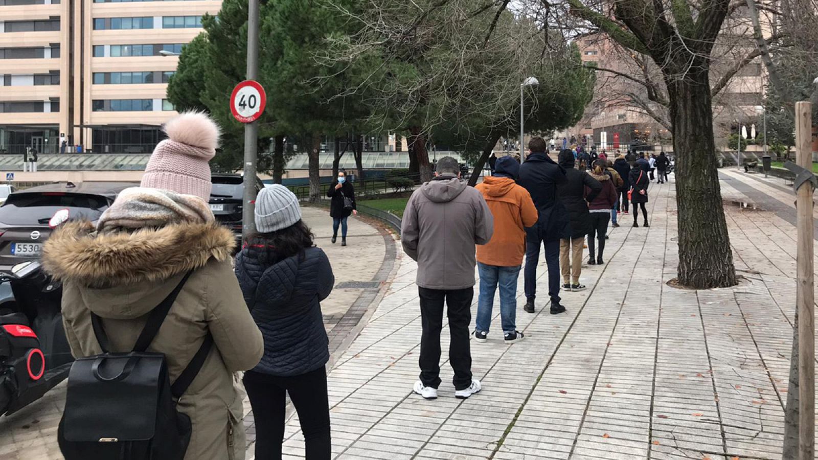 Largas colas para hacerse la prueba de la COVID con la Lotería de fondo y a dos días de Nochebuena