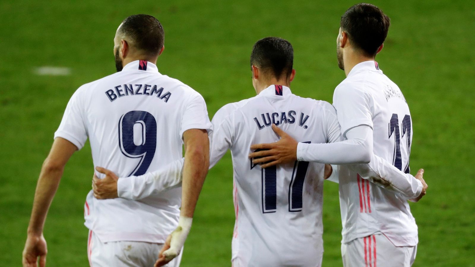 El delantero del Real Madrid Lucas Vázquez (c) celebra con sus compañeros tras marcar el tercer gol ante el Eibar