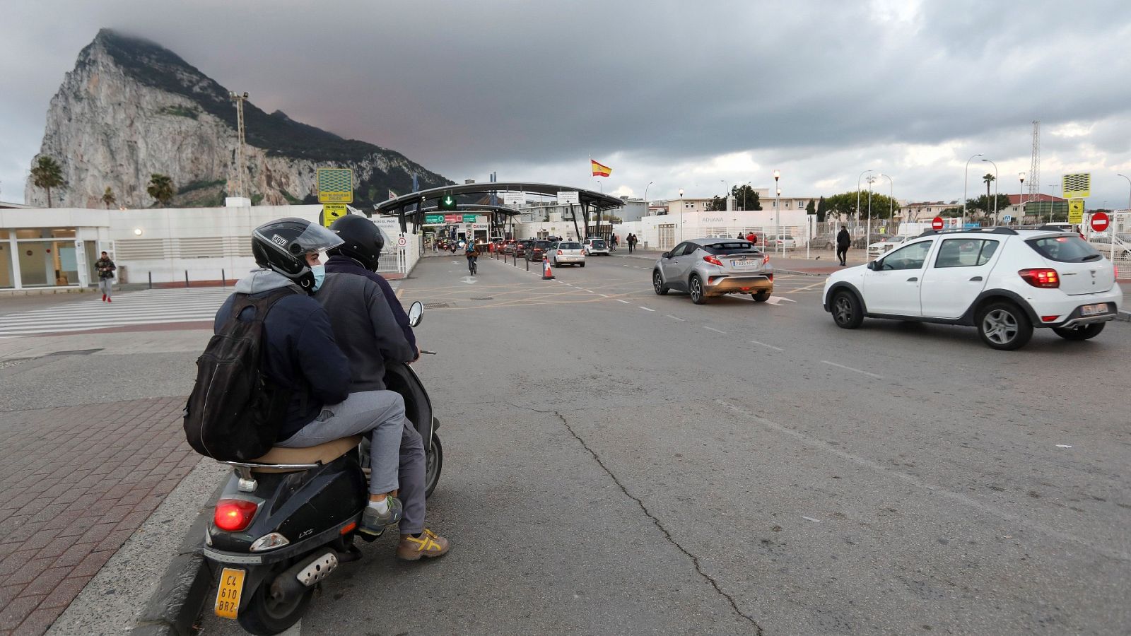 Varios vehículos cruzan al Peñón de Gibraltar desde España este martes