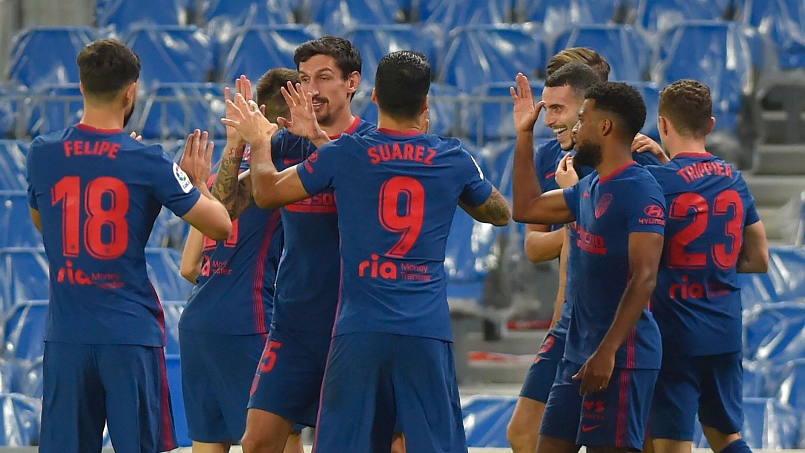 Los jugadores del Atlético celebran el gol de Mario Hermoso ante la Real Sociedad.