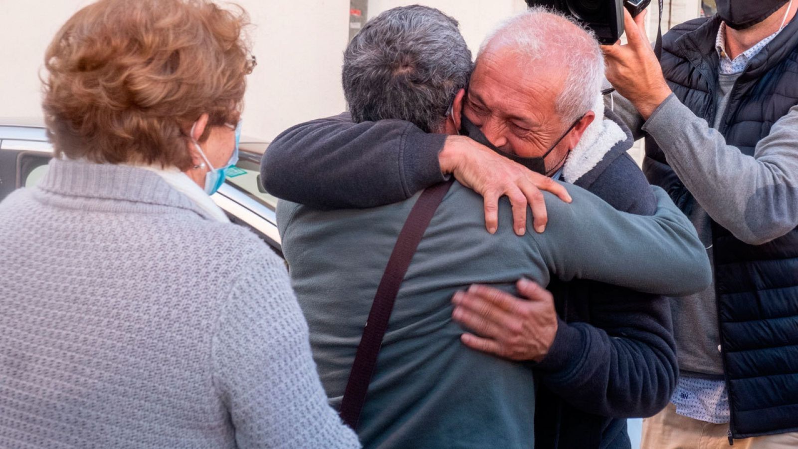 Un hombre celebra que le ha tocado el Gordo de la Lotería de Navidad en la localidad onubense de Punta Umbría.