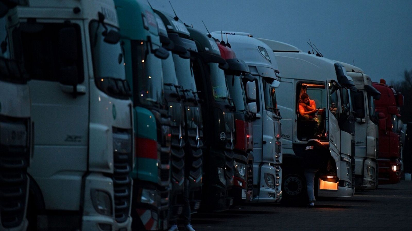 Conductores de camiones bloqueados en el puerto de Dover