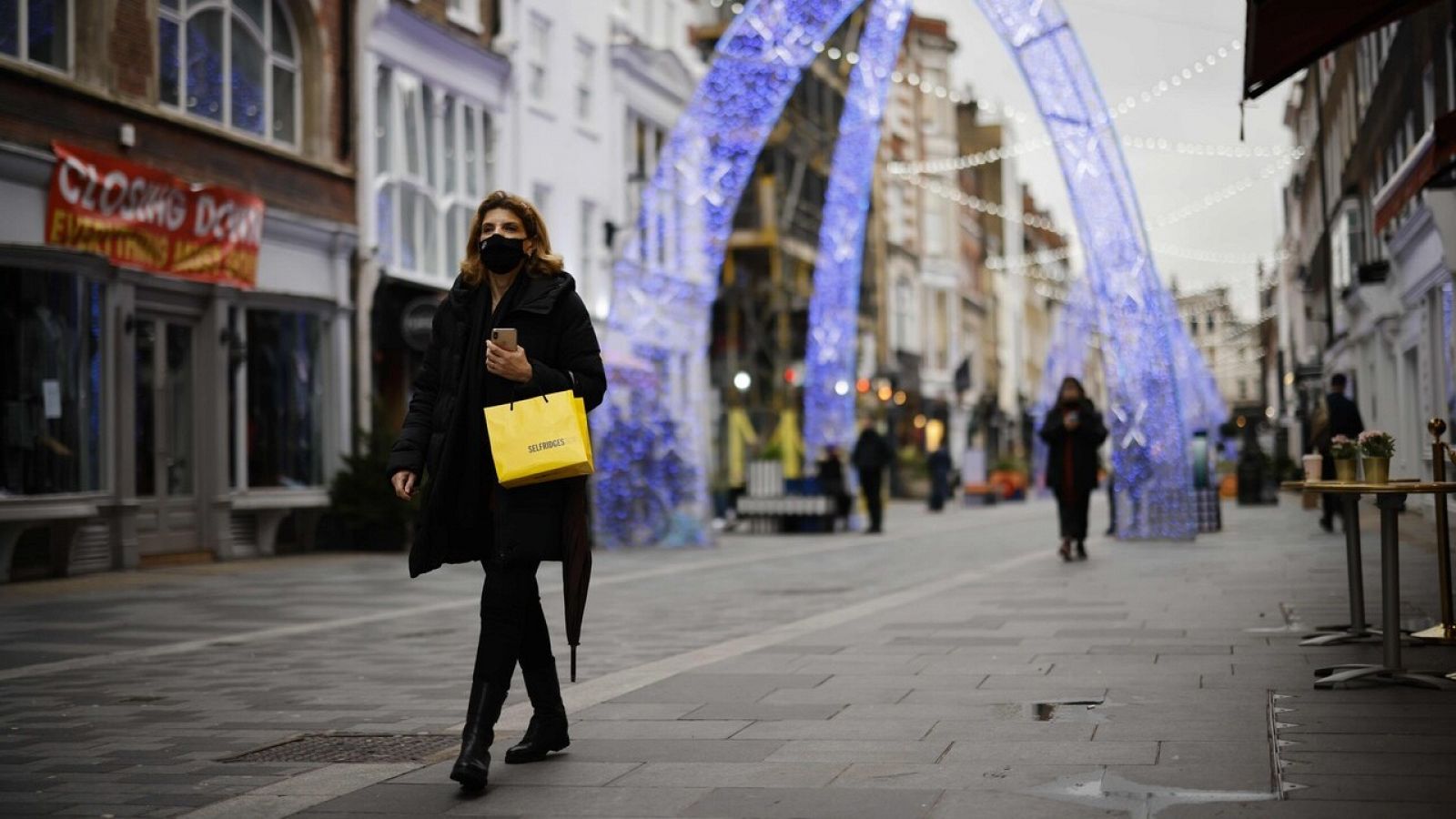 Una persona con mascarilla en una calle semidesierta de Londres. Tolga Akmen / AFP