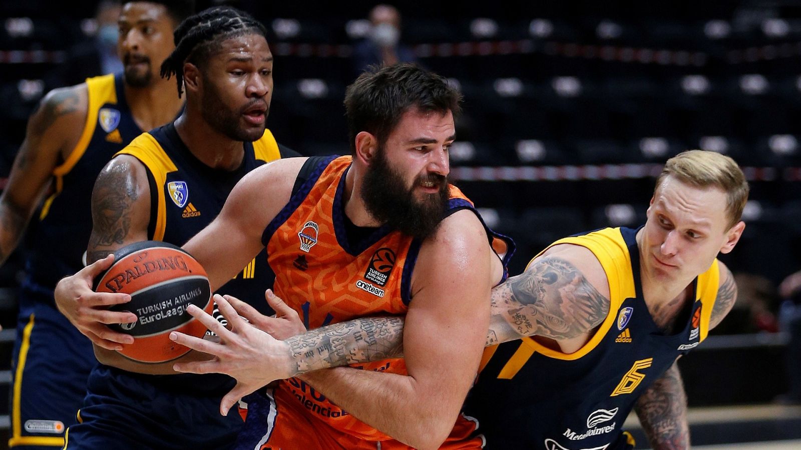 El pivot montenegrino de Valencia Basket, Bojan Dubljevic (c), pelea el balón ante el escolta letón de Khimki Moscú, Janis Timma (d)