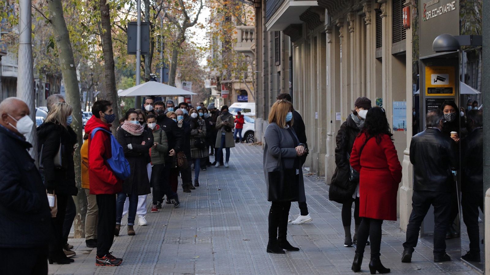 Numerosas personas hacen cola para hacerse test de antígenos en un laboratorio privado de Barcelona