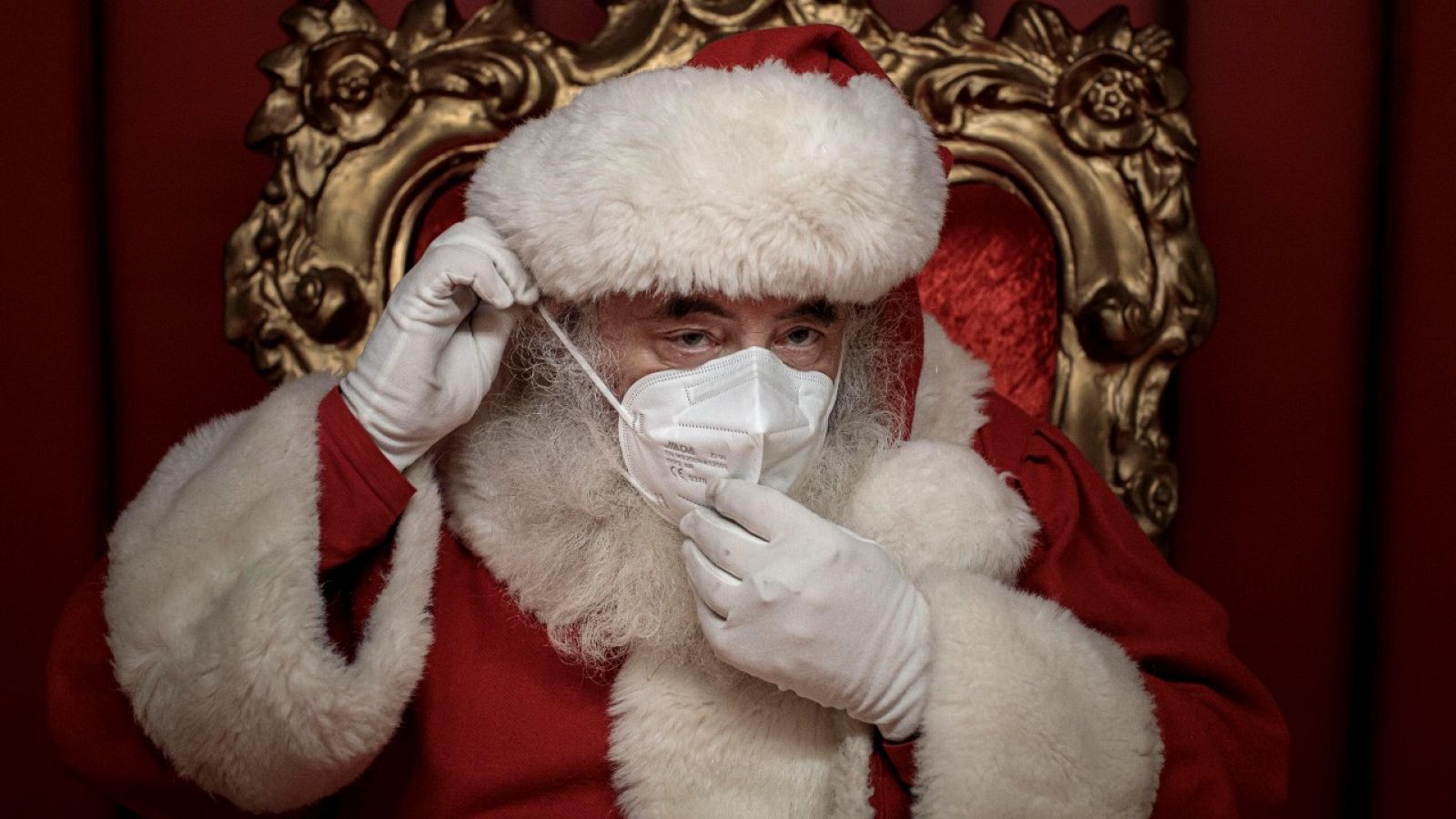 Papá Noel con mascarilla para recibir a los niños en un centro comercial de Valencia