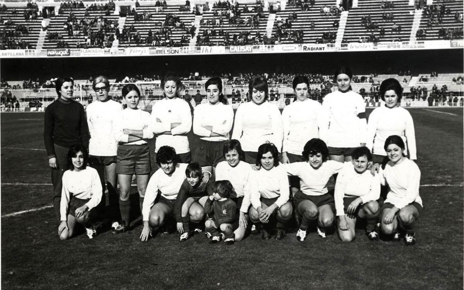 Imagen de las jugadoras de la Selección Ciudad de Barcelona durante su primer encuentro en el Camp Nou