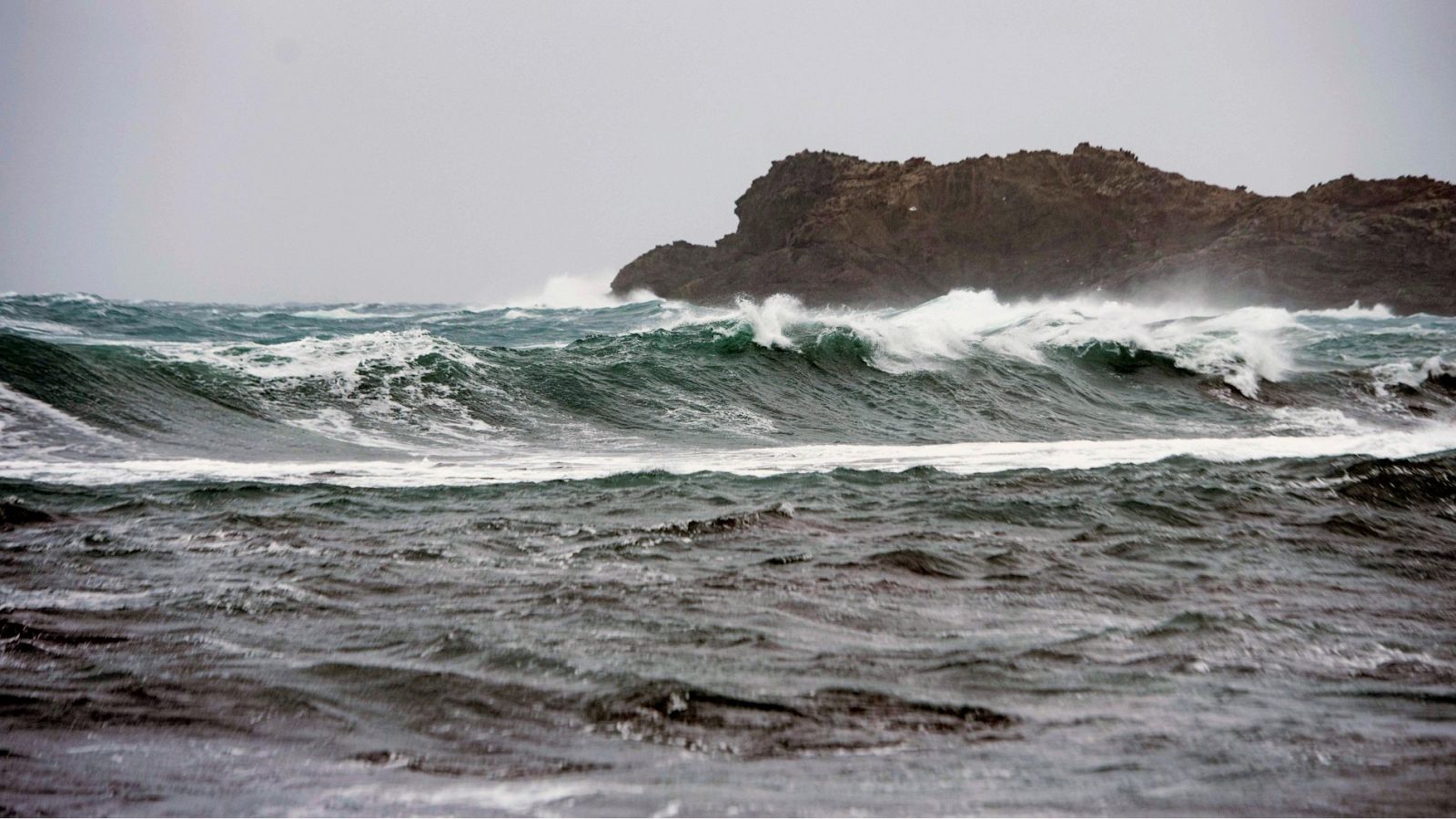 Las olas rompen contra la costa en la Cala de Es Murtar, en el litoral norte de la isla de Menorca