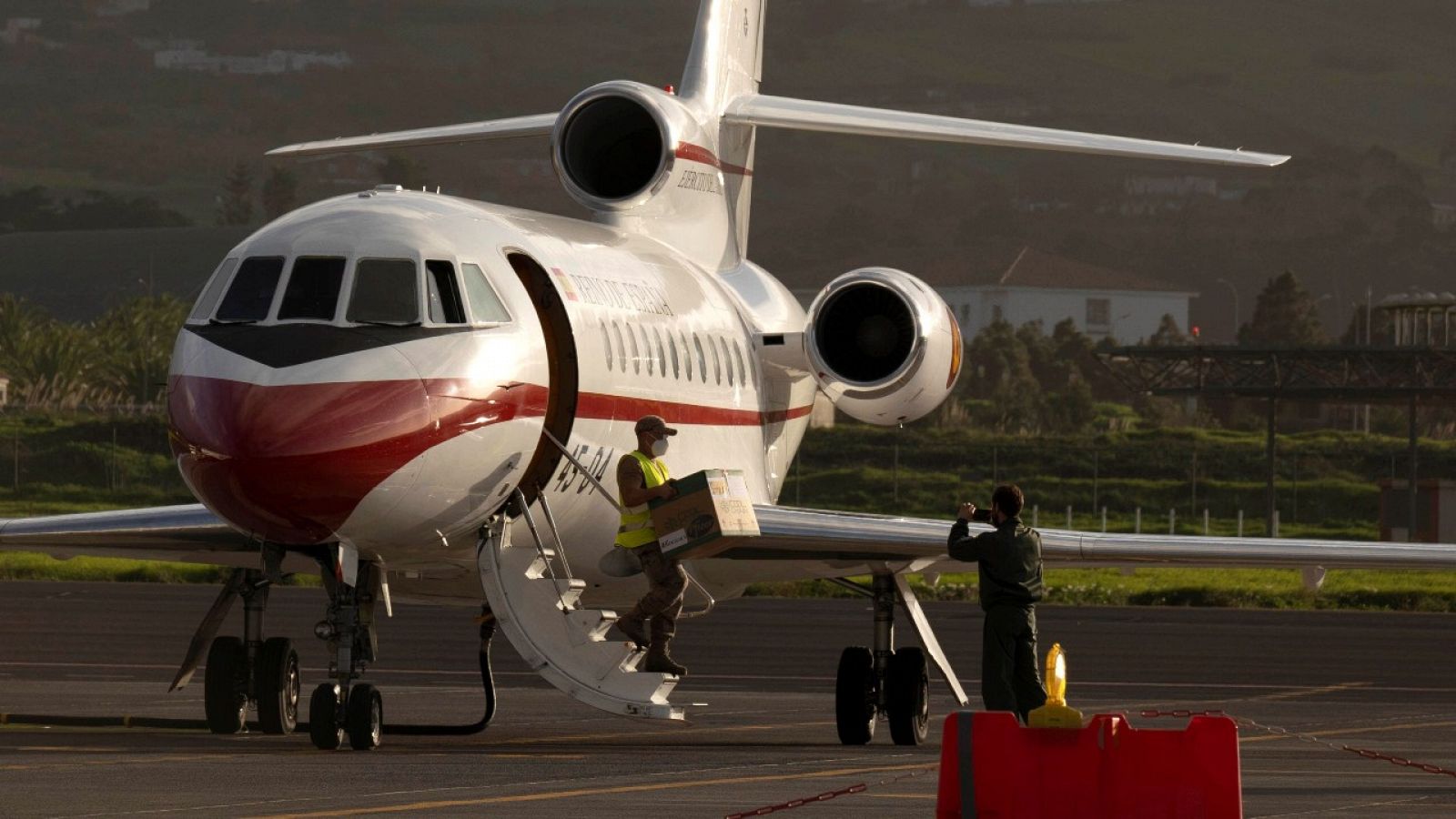 Las primeras dosis de la vacuna de Pfizer frente al COVID-19 llegan al aeropuerto de los Rodeos, en Tenerife