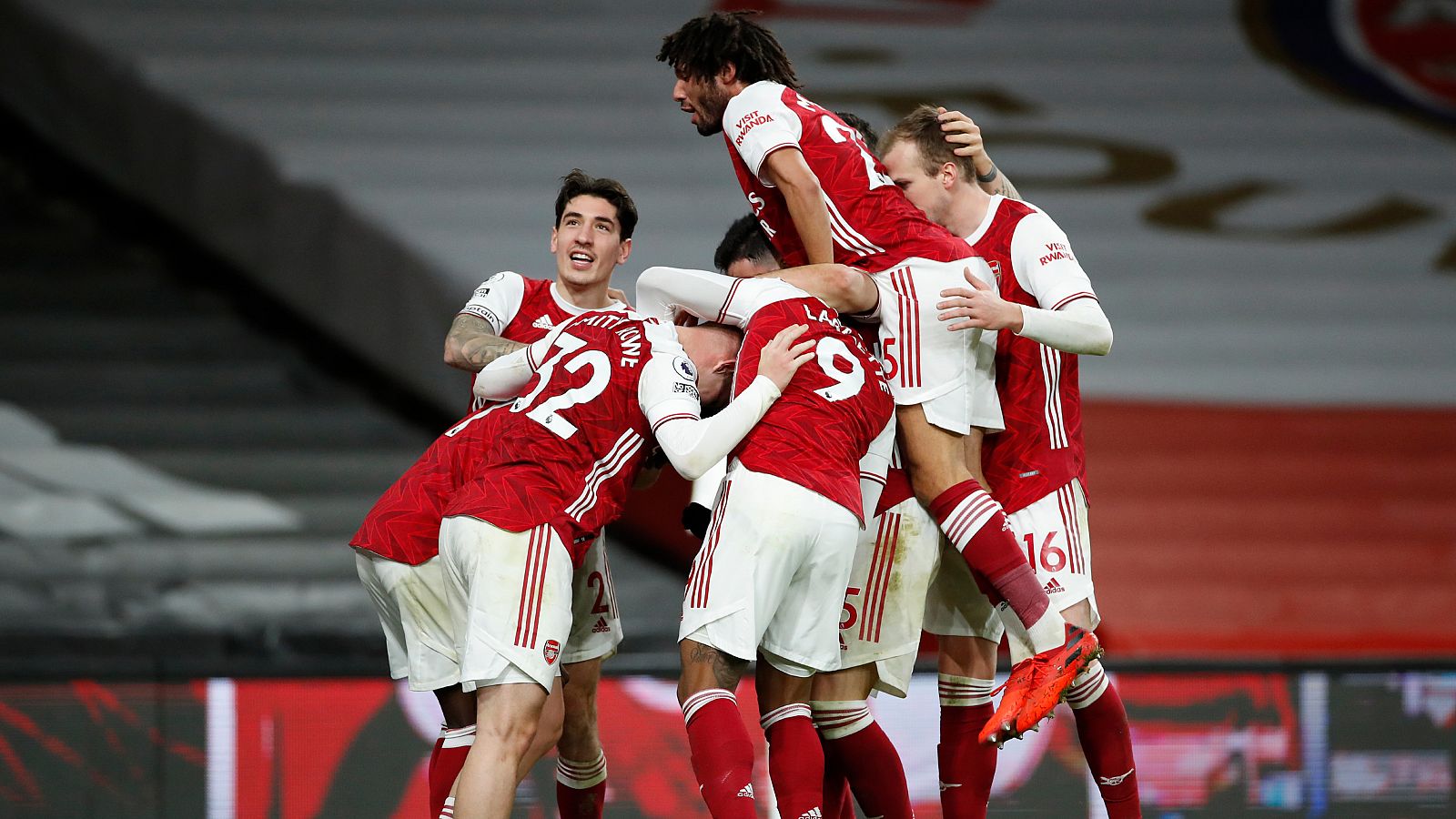 Los jugadores del Arsenal celebran uno de los goles sobre el Chelsea.