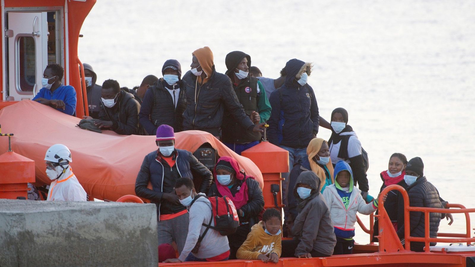 La Salvamar Mizar, de Salvamento Marítimo, llega a Puerto del Rosario tras rescatar a los 42 ocupantes de una lancha neumática que navegaba en aguas al sur de Gran Tarajal