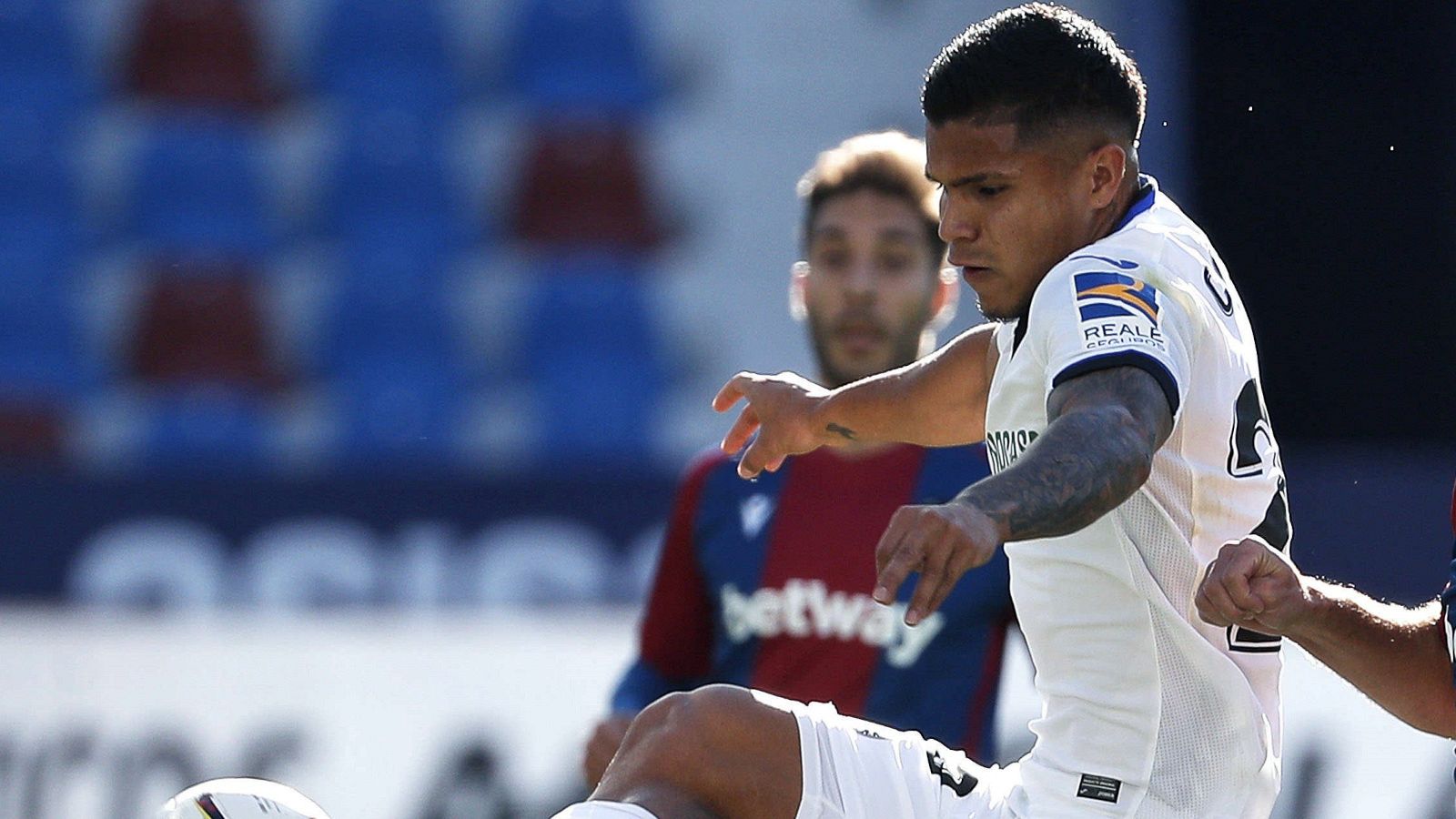 El jugador del Getafe CF Cucho Hernández durante el partido de Liga en el campo del Levante