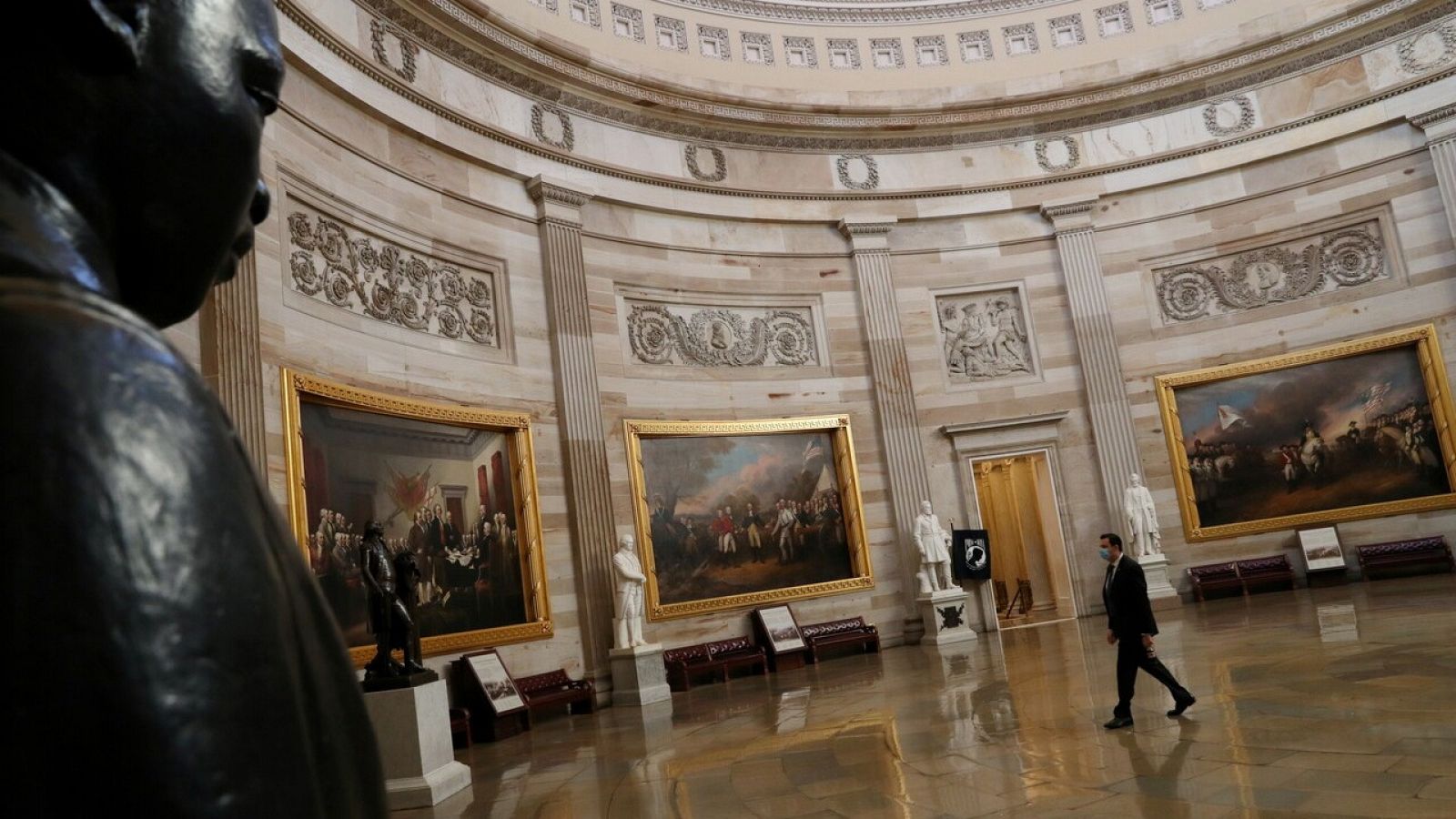 Una persona camina por el interior del Capitolio de EE.UU.