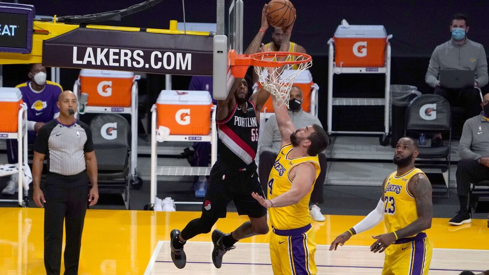 El español Marc Gasol intenta taponar a Derrick Jones Jr. en el Lakers vs. Trail Blazers.