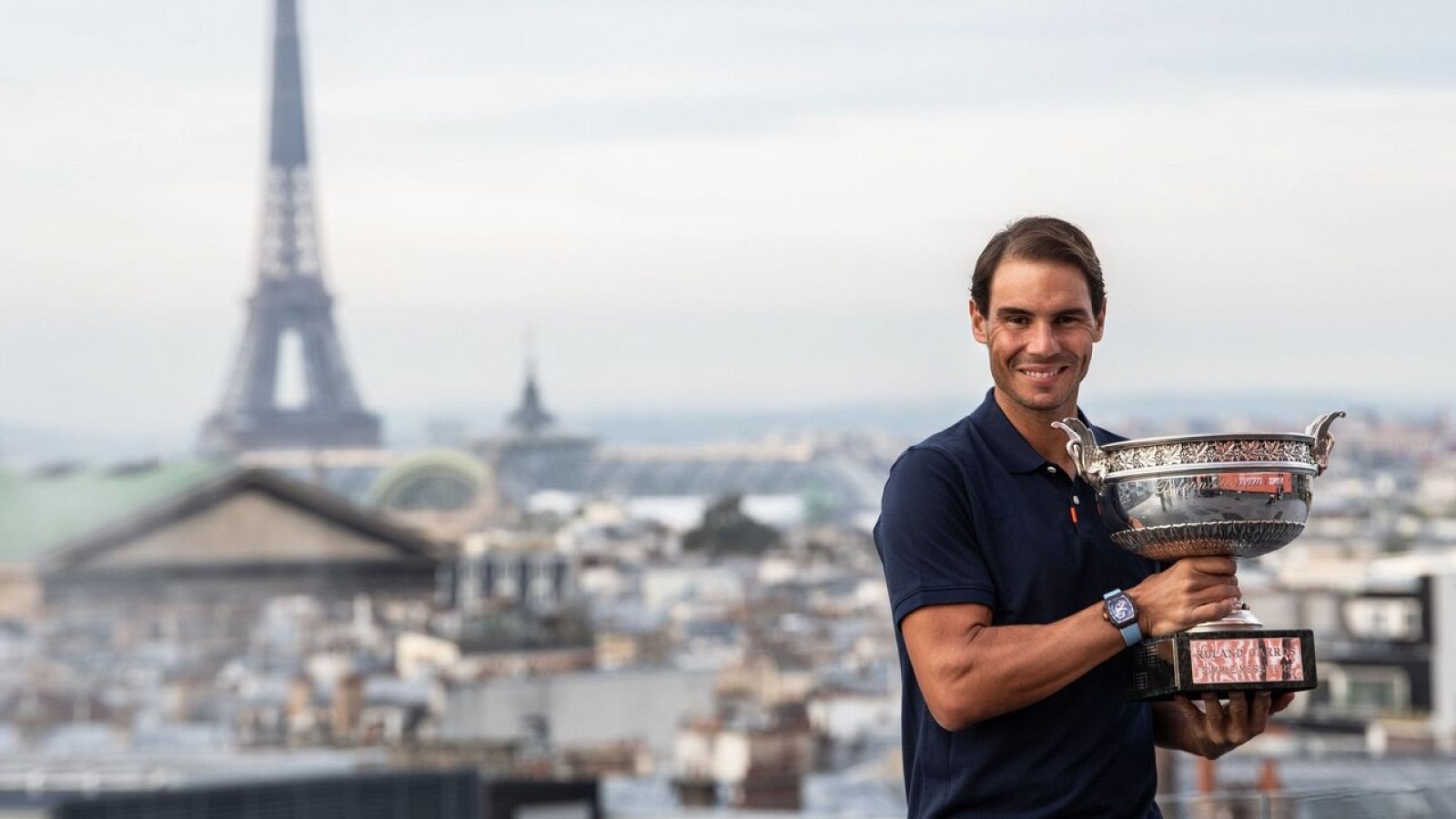 Rafa Nadal posa con su 13º Roland Garros en París.