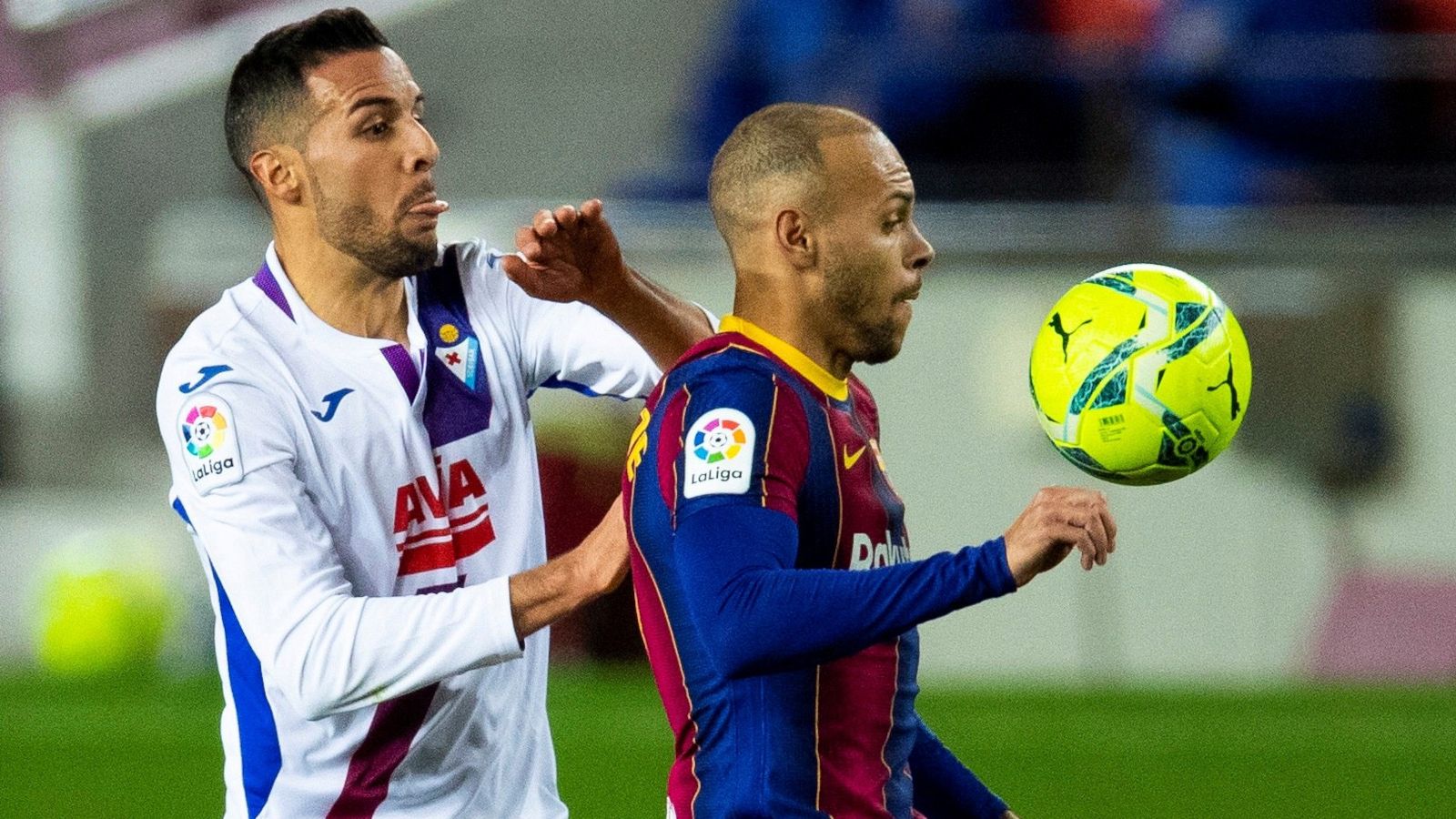 El delantero del FC Barcelona Martin Braithwaite (d) lucha con Esteban Burgos, del Eibar