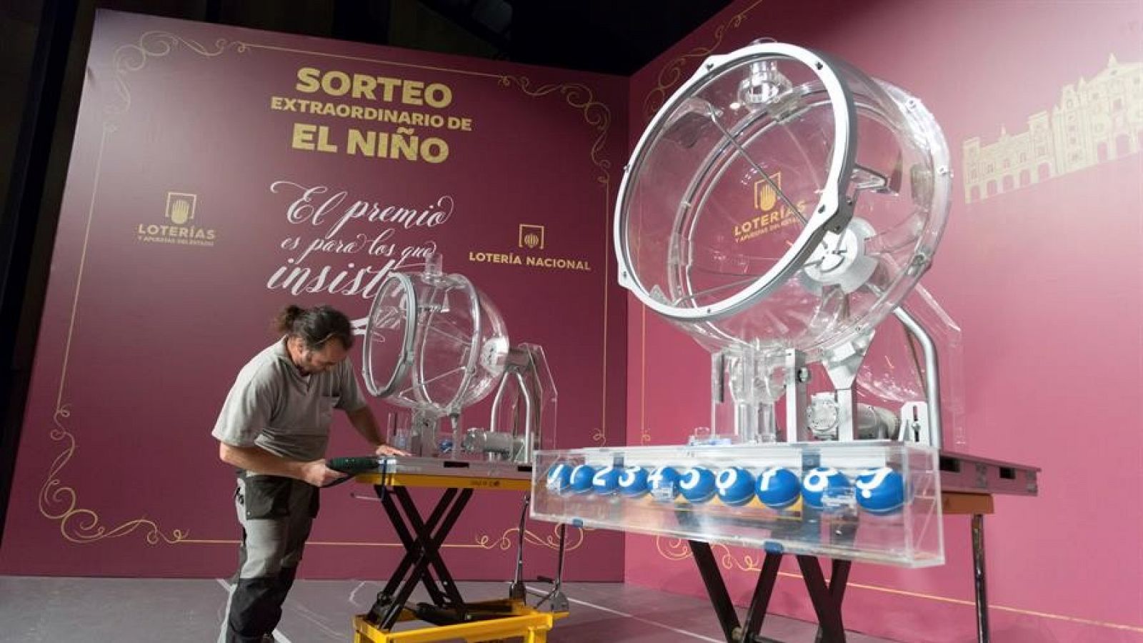 Instalación de los bombos que se utilizan en el Sorteo Extraordinario del Niño