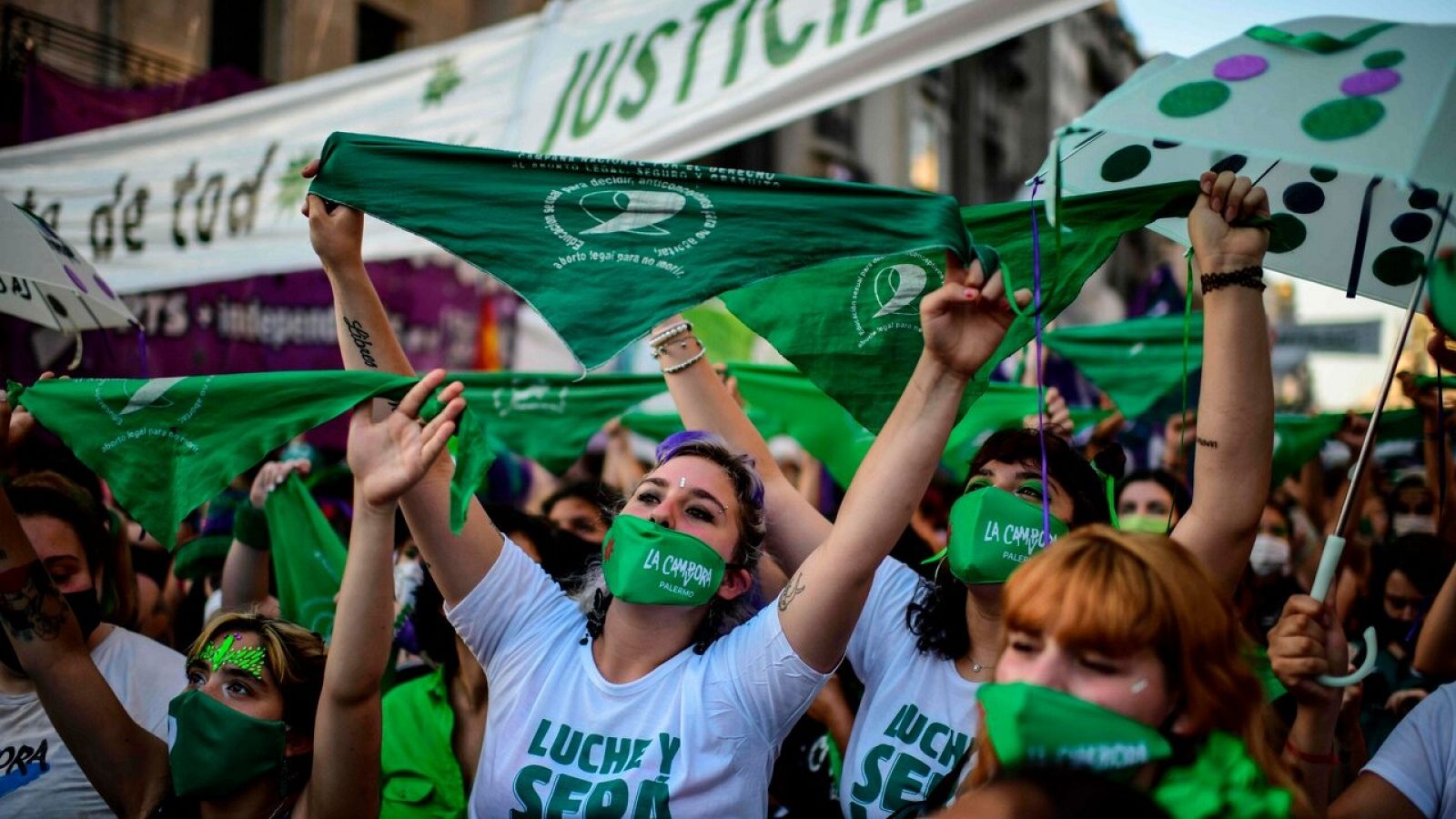 Activistas pro aborto se manifiestan ante el Congreso en Buenos Aires