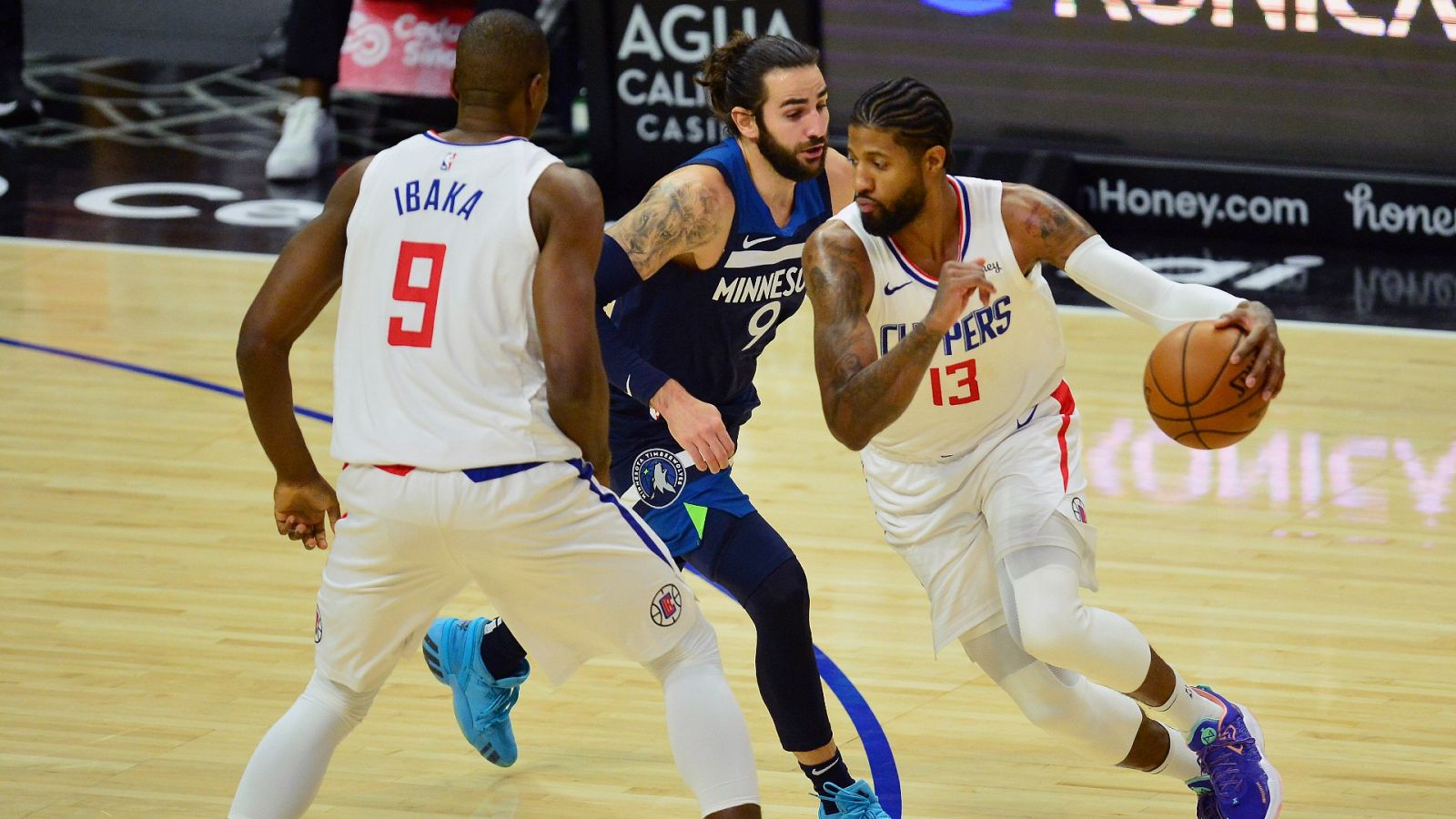 Serge Ibaka, de espaldas, y Ricky Rubio se han enfrentado en el duelo Clippers-Timberwolves.