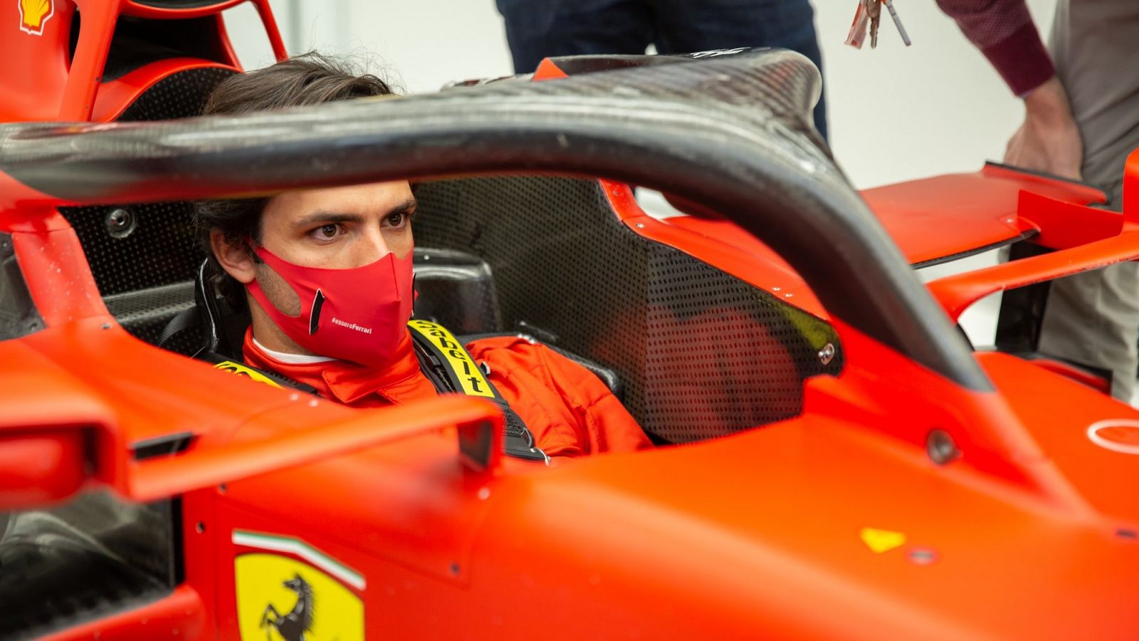 Carlos Sainz subido a un monoplaza de Ferrari.