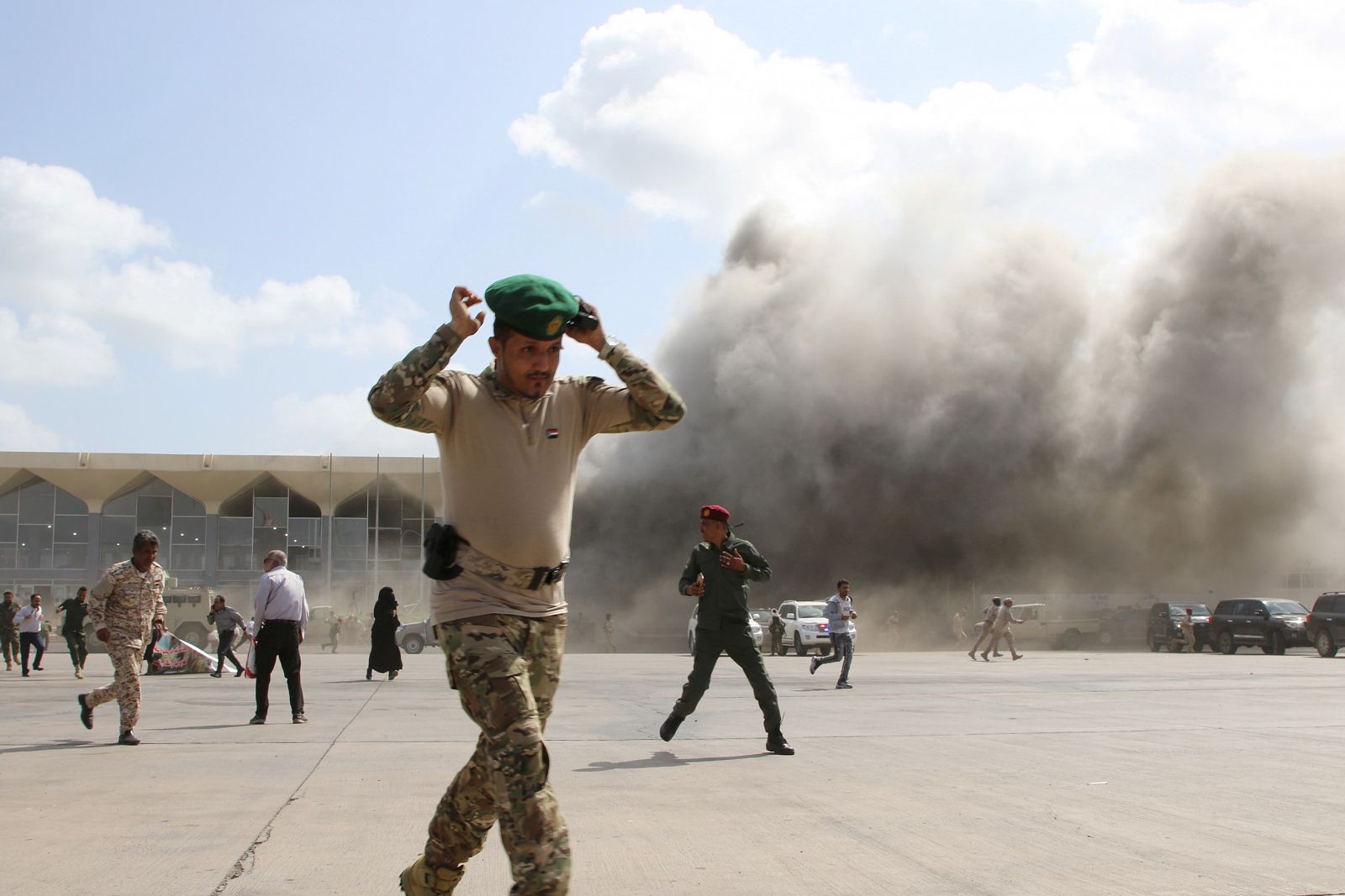 Al menos una decena de personas han muerto y medio centenar resultaron heridas a causa de tres explosiones en el aeropuerto de la ciudad de Aden