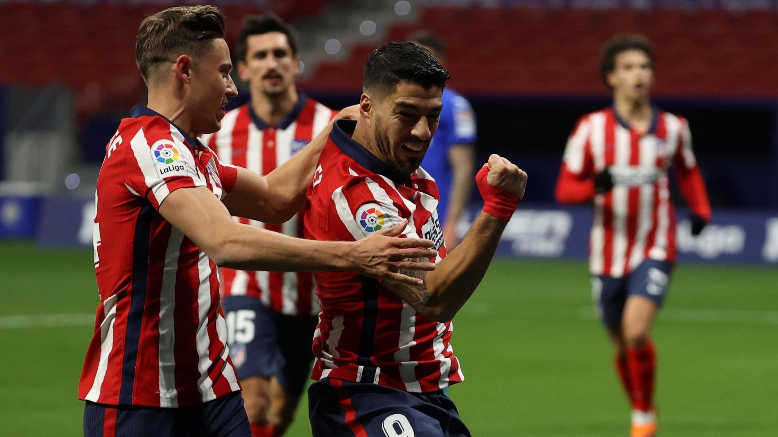 Suárez, rodeado por sus compañeros, celebra el gol al Getafe