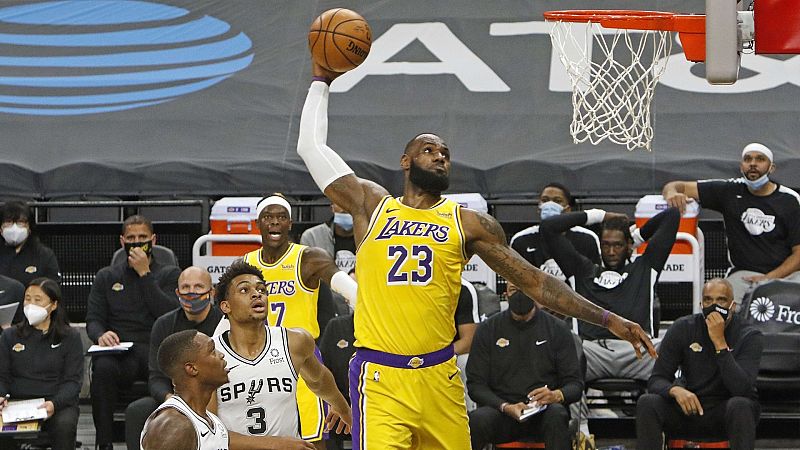  Lebron con los Lakers anota una canasta.