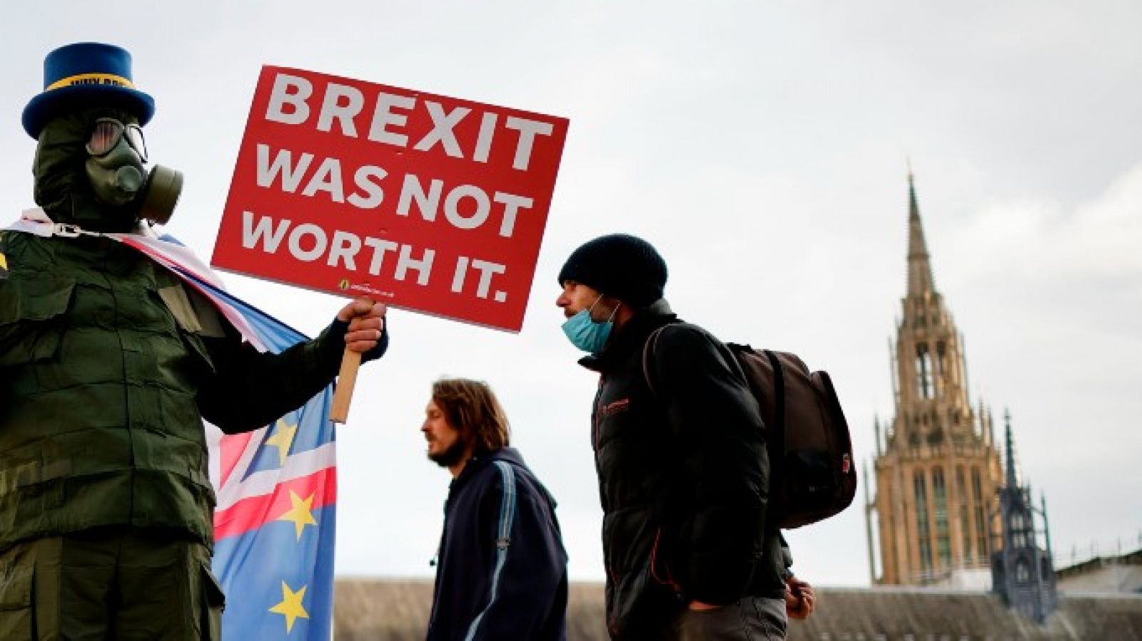 Un activista anti-Brexit posando con una pancarta en el exterior del Parlamento británico, Londres.