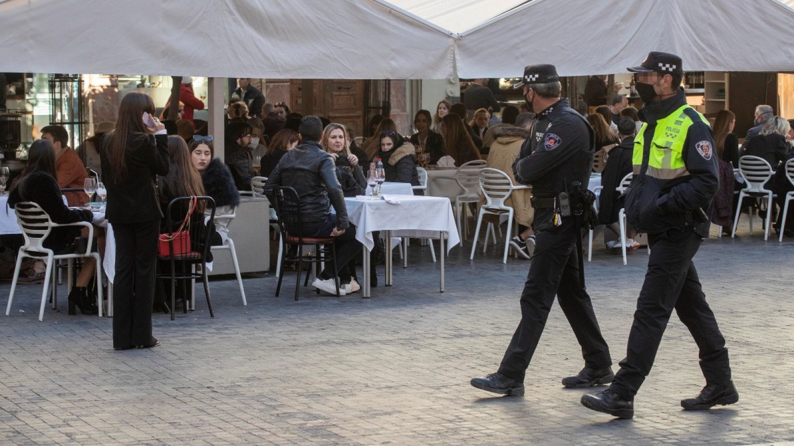 Dos policías vigilan las terrazas de los restaurantes