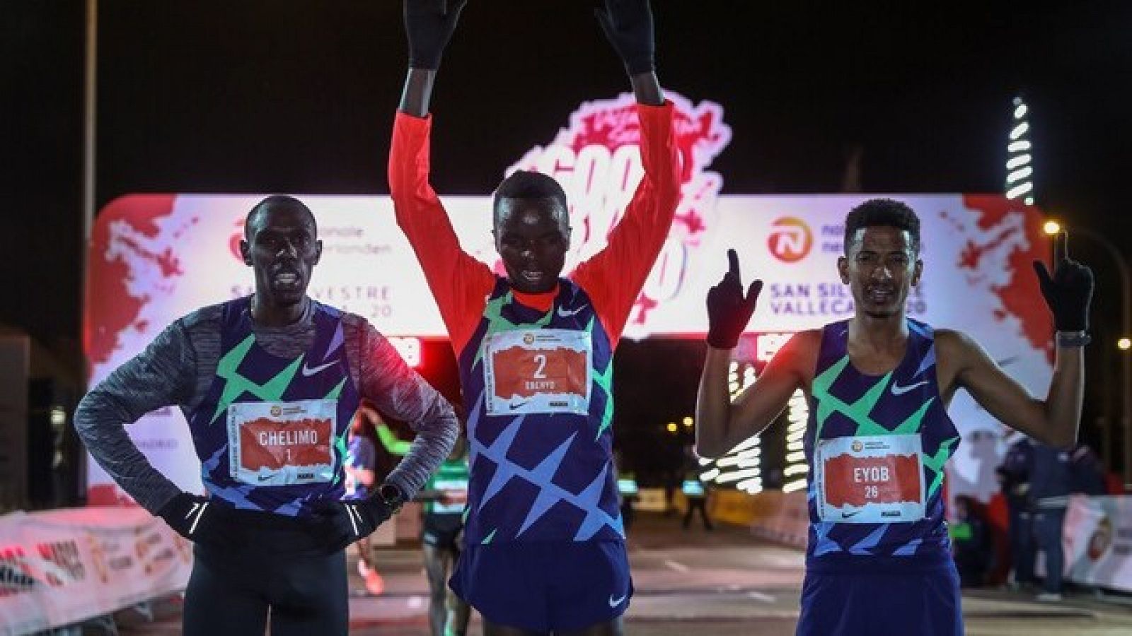 El keniano Daniel Simiu Ebenyo (c), vencedor en la San Silvestre Vallecana, junto al italiano Faniel Eyob (d), que se hizo con el segundo puesto, y Paul Chelimo (i), el tercero