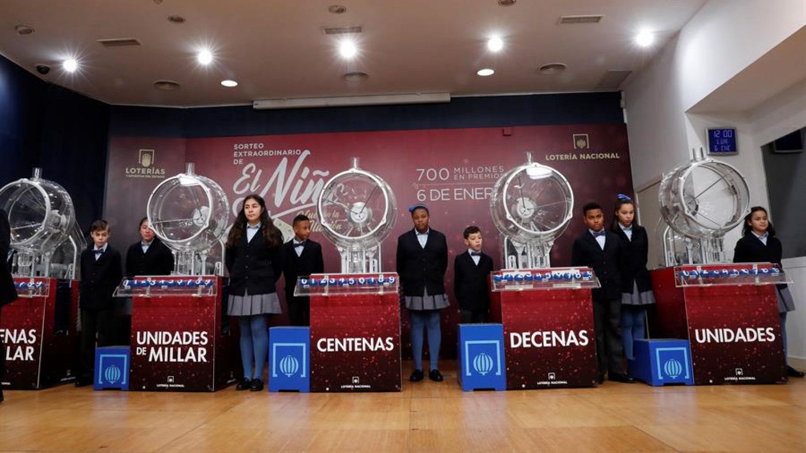 Vista del tradicional Sorteo Extraordinario del Niño, el segundo más importante de la Lotería Nacional, que se celebra este miércoles en el Salón de Sorteos de Loterías y Apuestas del Estado de Madrid, y que repartirá 700 millones de euros en premios