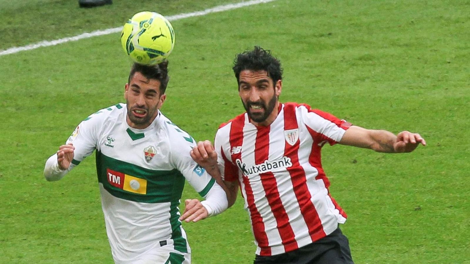 Josema Sánchez (i), del Elche, disputa un balón aéreo a Raúl García, del Athletic