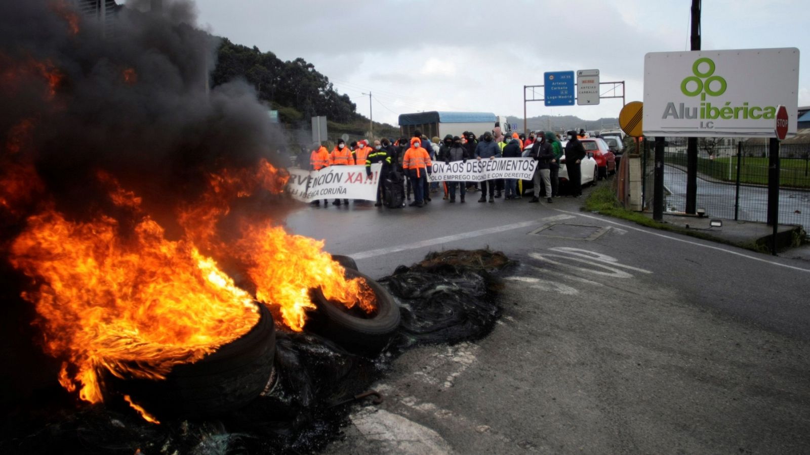 Unos trabajadores protestan frente a la planta de Alcoa en A Coruña