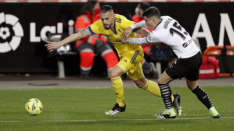 El defensa del Valencia CF, Hugo Guillamón (d), intenta cortar el avance del delantero del Cádiz CF, Álvaro Negredo