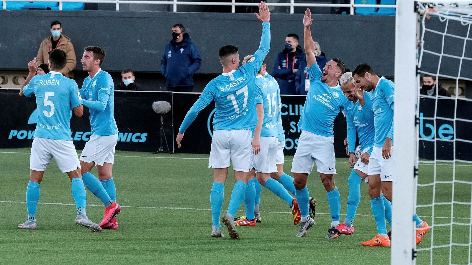 El delantero de la UD Ibiza Sergio Castel (3º por la izq.) celebra con sus compañeros tras marcar al Celta