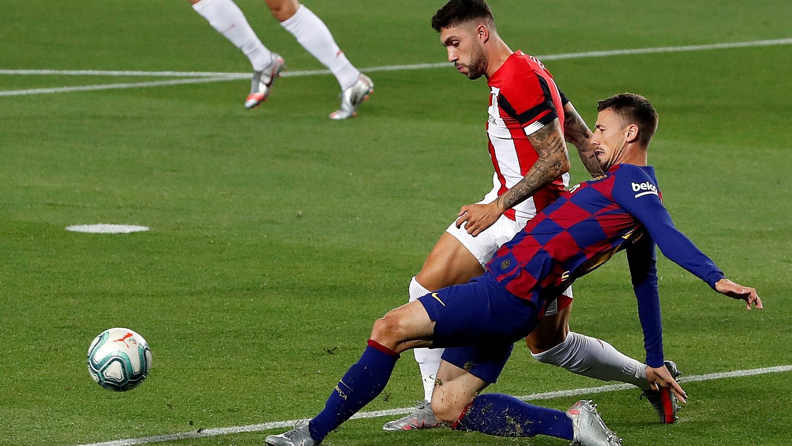 El defensa del FC Barcelona Clement Lenglet (d) pelea un balón con Unai Núñez, del Athletic de Bilbao.