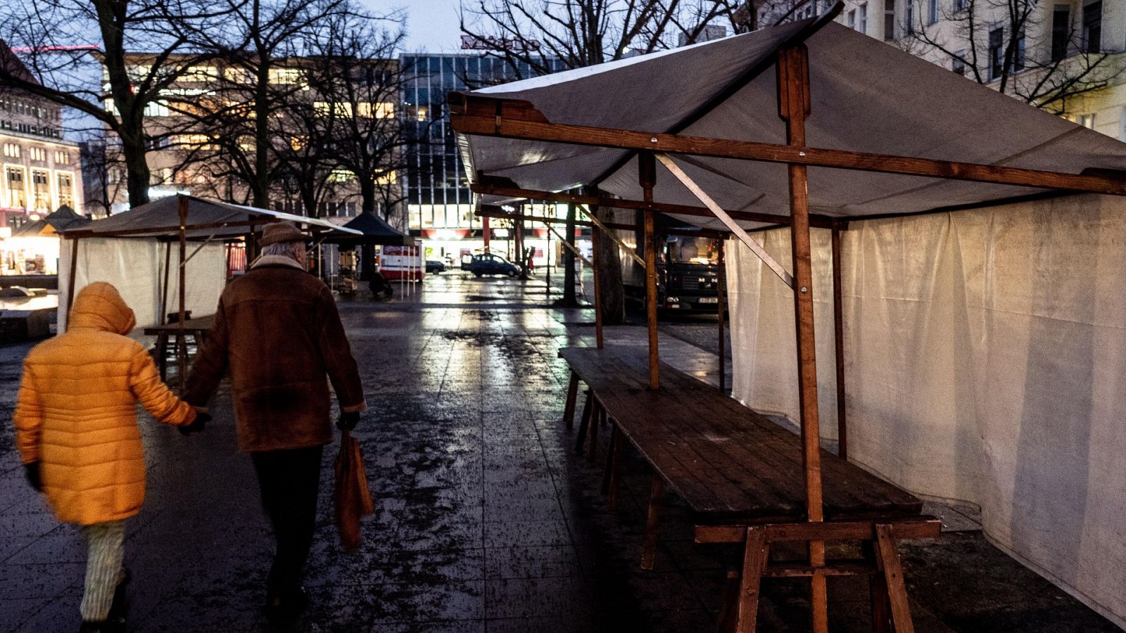 Una pareja pasea junto a un mercadillo vacío en Berlín