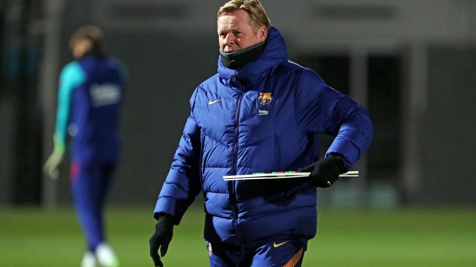 El entrenador del FC Barcelona, Ronald Koeman durante un entrenamiento.