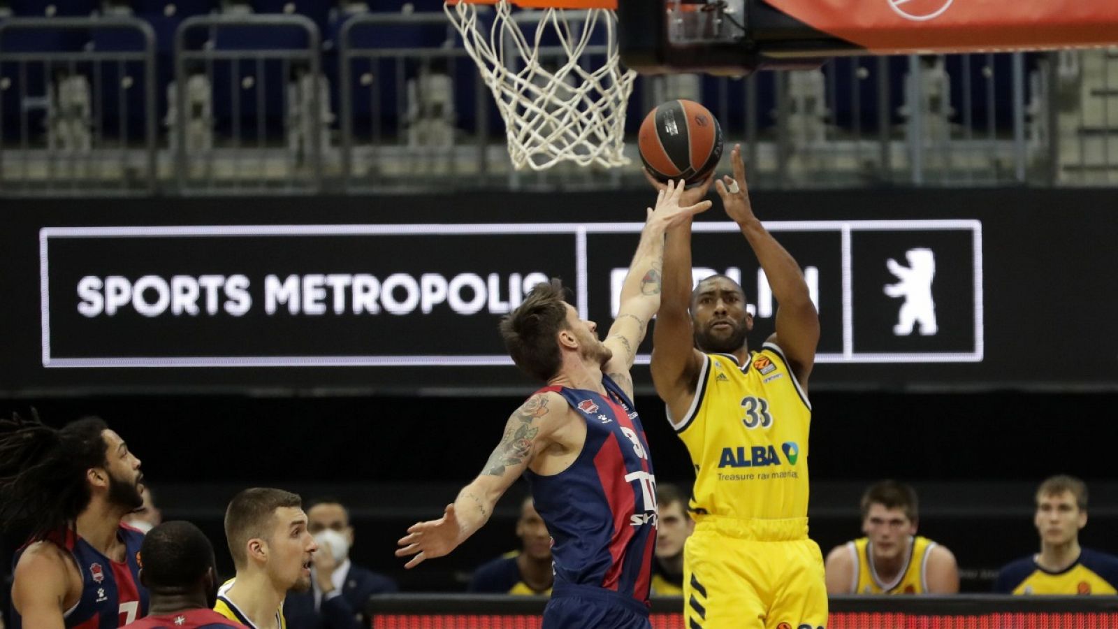 El jugador del ALBA Berlín Jayson Granger lanza a canasta en su partido de Euroliga ante Baskonia.