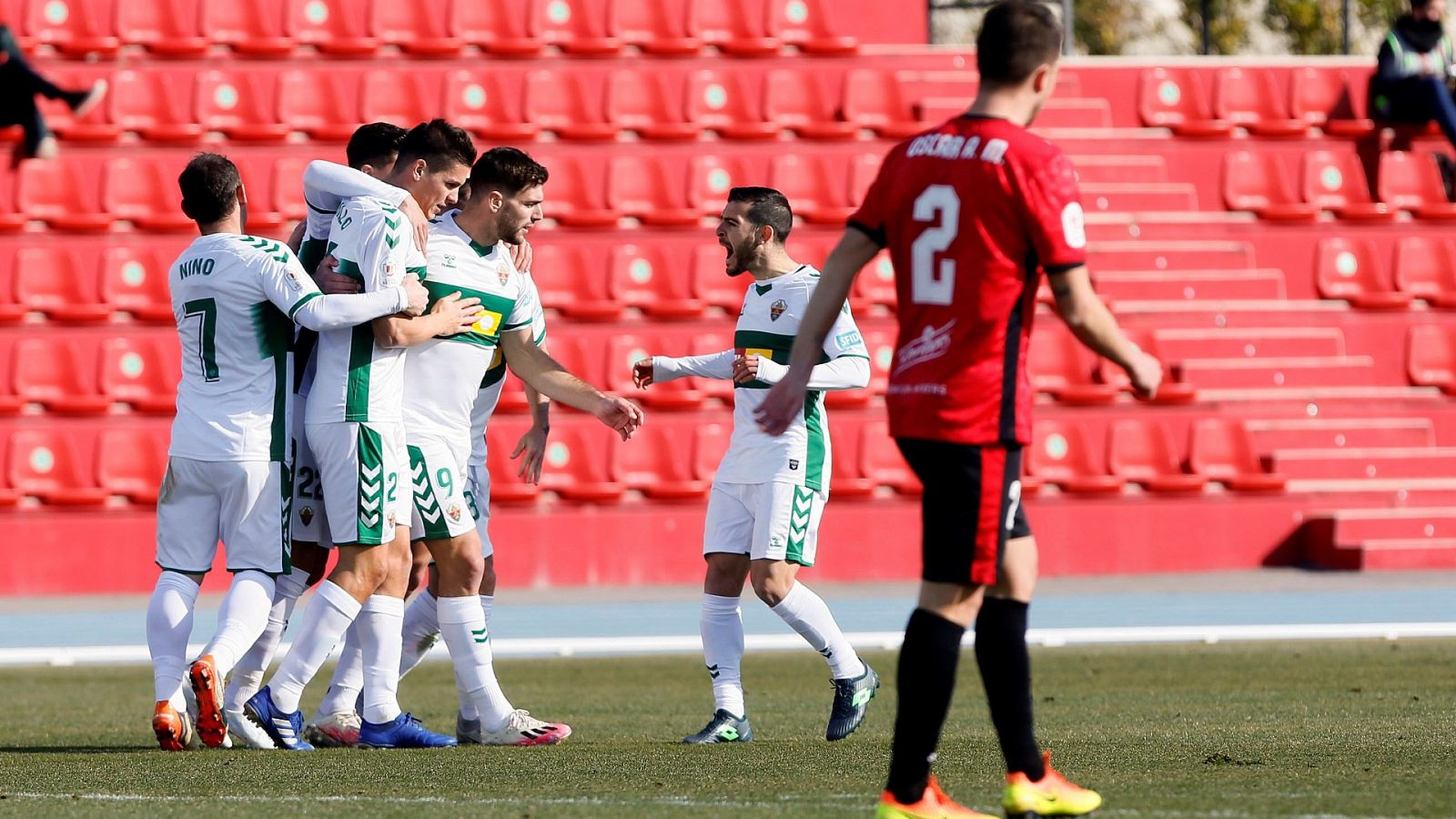 El delantero del Elche Lucas Boye (3d) celebra el gol del equipo con sus compañeros