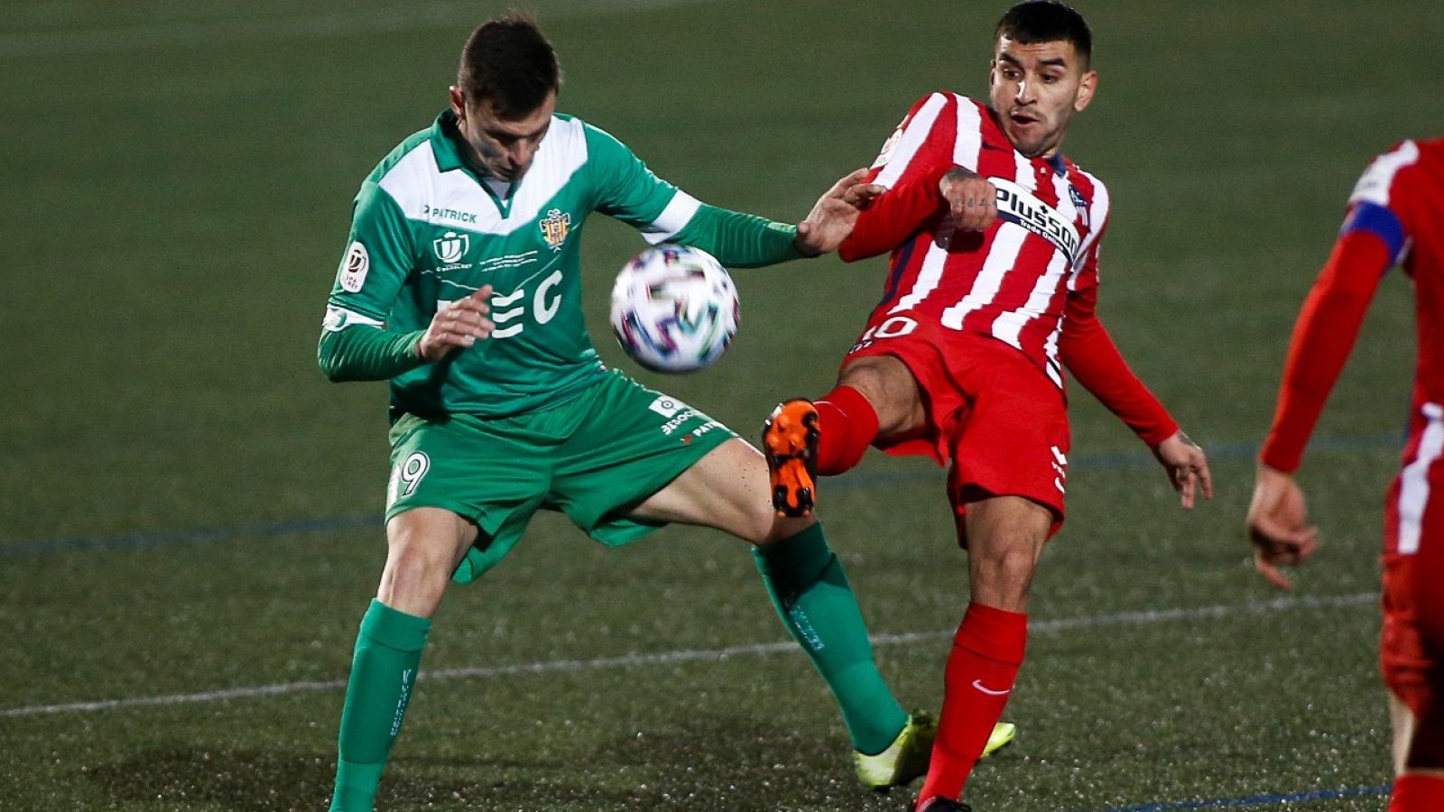 El delantero del Atlético de Madrid de Madrid Ángel Correa (d), lucha con el defensa de UE Cornellá, Borja García (i).