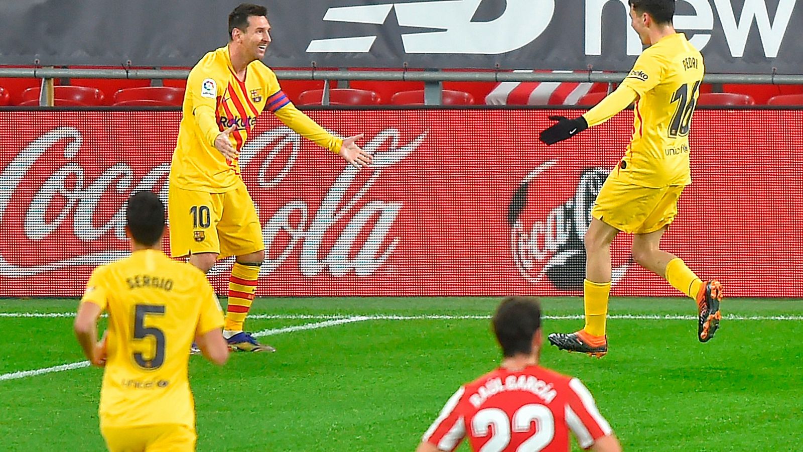 Messi y Pedri celebran uno de sus tantos ante el Athletic.