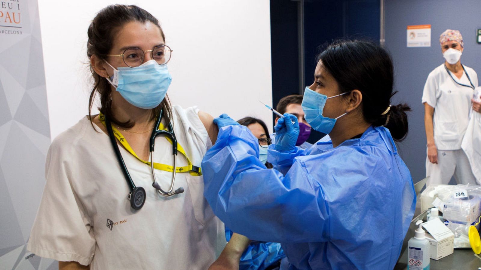 Cataluña empieza a vacunar a los sanitarios de hospitales contra la COVID-19