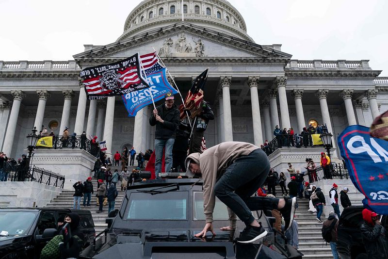 Seguidores del presidente Donald Trump protestan frente al Capitolio