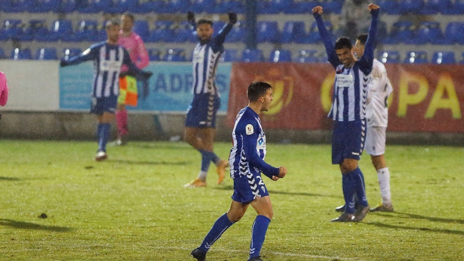 Los jugadores del Alcoyano celebran su victoria ante el Huesca en su encuentro correspondiente a la segunda ronda de la Copa del Rey.