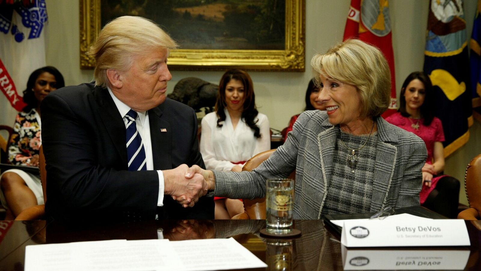 La secretaria de Educación, Betsy DeVos, junto a Donald Trump en una imagen de archivo