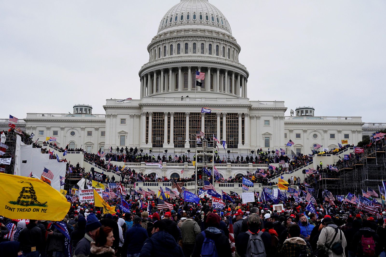 Seguidores de Donald Trump irrumpen durante unas protestas en los terrenos del Capitolio de Estados Unidos