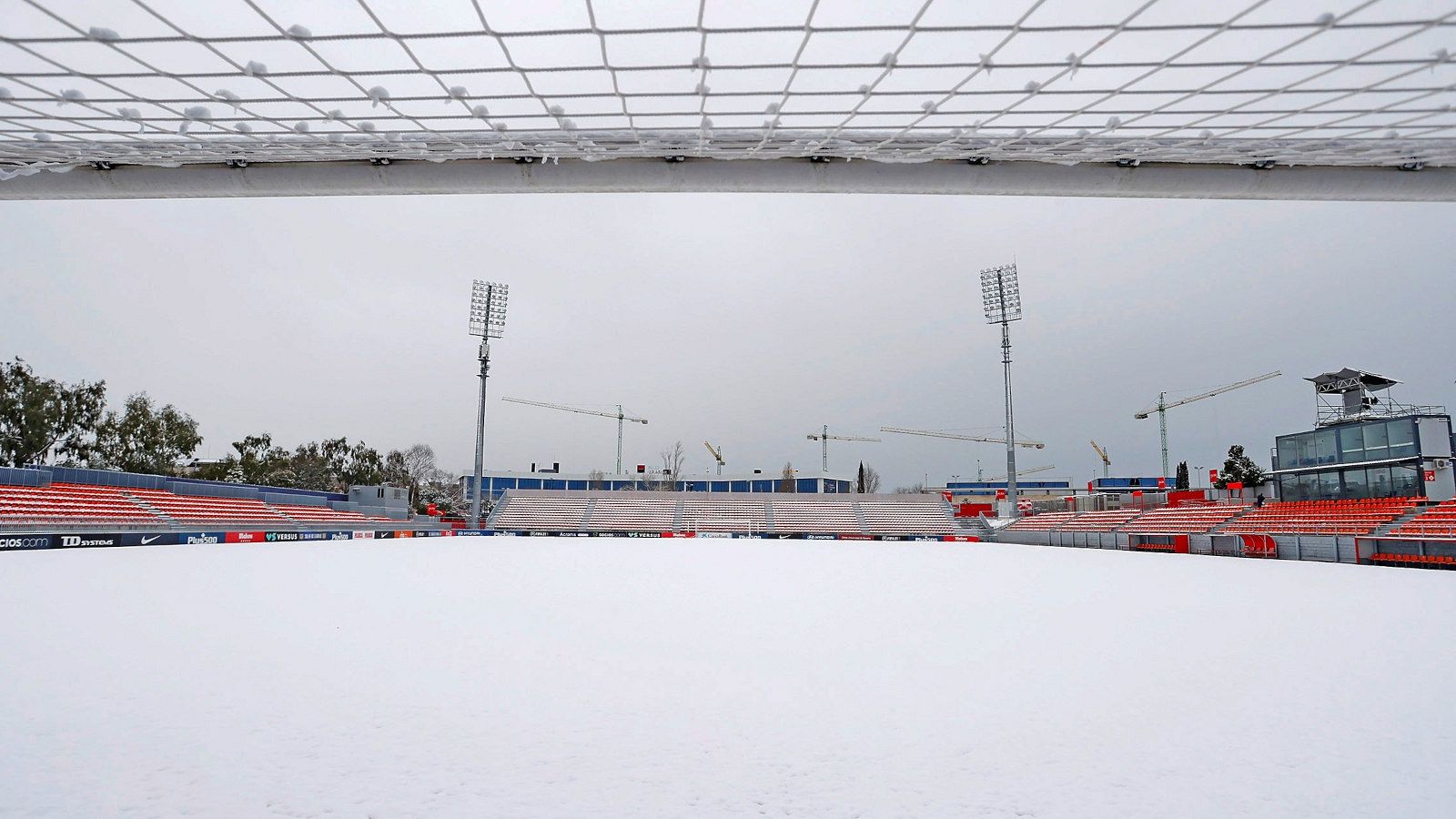 El campo de entrenamiento del Atlético de Madrid, en Majadahonda, cubierto de nieve el viernes