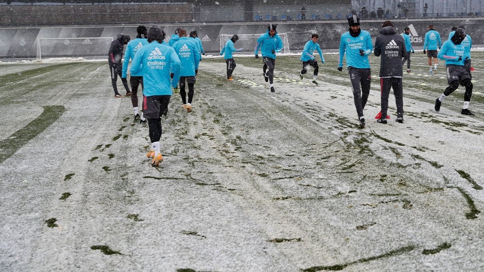 Los jugadores del Real Madrid, durante un entrenamiento con el terreno nevado