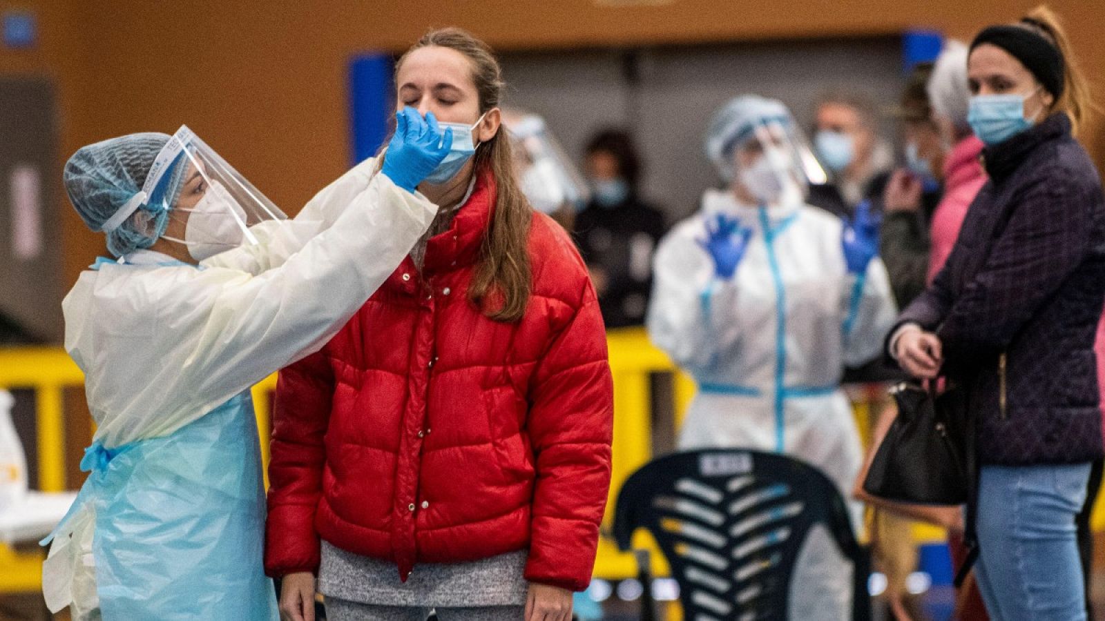 Empleados sanitarios llevan a cabo un cribado masivo de test PCR en el barrio mallorquín de Son Serra-La Vileta